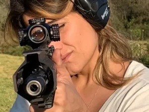 Mujer disparando un arma
